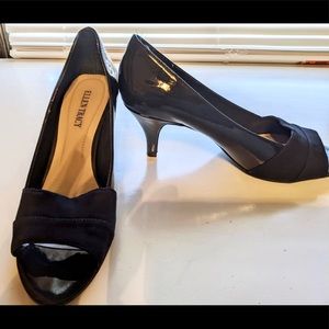 Ellen Tracy Navy Pumps!